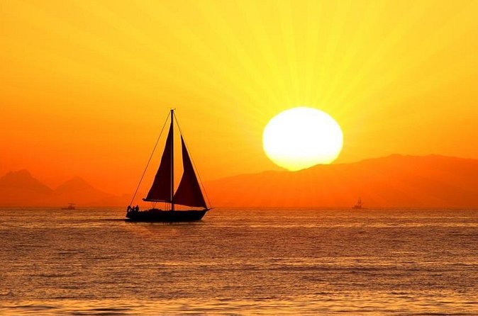 Sunset Champagne Cruise in St. Maarten - Unlimited champagne and snacks: the real value of the price